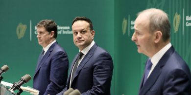 Leithscéal déanta ag Leo béalscaoilte ach an cat scaoilte as an mála aige