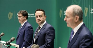 Leithscéal déanta ag Leo béalscaoilte ach an cat scaoilte as an mála aige