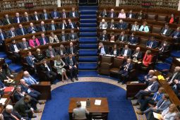 Teannas sa chomhrialtas agus an stól ag éirí corrach fúthu