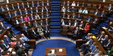 Teannas sa chomhrialtas agus an stól ag éirí corrach fúthu