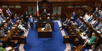 Fianaise a léiríonn nach bhfuil córas polaitíochta na hÉireann slán ó dhainséar 