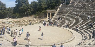 Scéal John Henry Joyce inste ag a ghariníon in amharclann in Epidauros na Gréige