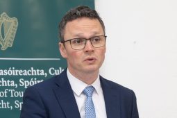 Ní údar imní don aire cumarsáide ‘dúbláil neamhriachtanach’ i seirbhísí Gaeilge RTÉ agus TG4