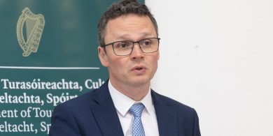 ‘Leithcheal’ a bheadh ann daoine gan Gaeilge a choinneáil amach ó chomhairle lucht féachana TG4 – Aire na Meán