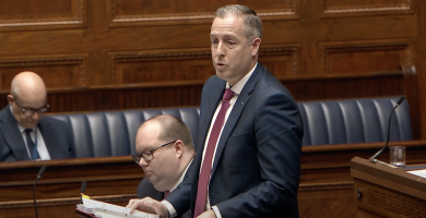 £5 milliún á lorg ón Roinn Airgeadais agus airgead a ceadaíodh do ghaelscoileanna caite ar thograí eile
