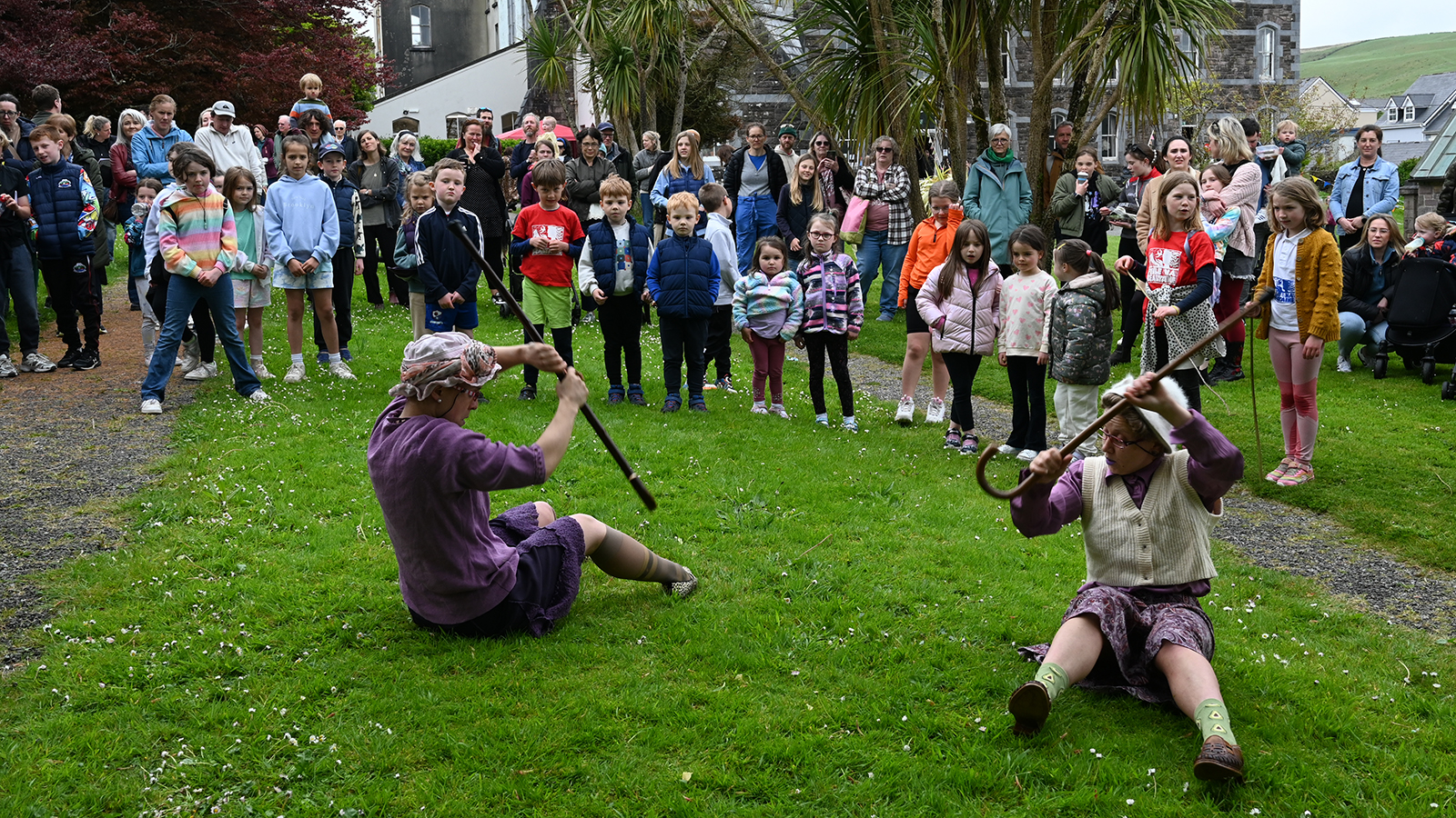 GAILEARAÍ: Idir óg agus aosta faoi gheasa ag Féile na Bealtaine i gCorca Dhuibhne