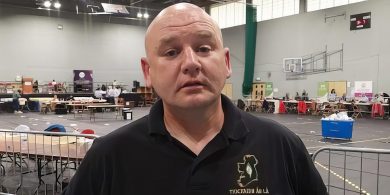 Iarratas déanta go gcuirfí cláir fógraí in airde ag forbairtí tithíochta sa Ghaeltacht