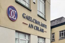 ‘Tá Gaelcholáiste neamhspleách ag teastáil’ – méara chontae an Chláir