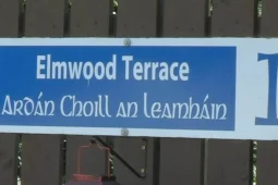 An chomharthaíocht Ghaeilge ina comhartha sóirt ar an teannas in Stormont