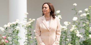 Caithfidh seift dhraíochtúil sa mhuinchille a bheith ag Kamala Harris