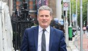 Tubaiste do Starmer agus córas ilpháirtí sa Bhreatain anois