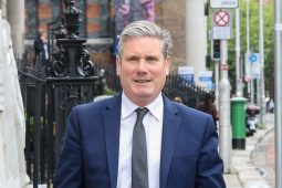 Tubaiste do Starmer agus córas ilpháirtí sa Bhreatain anois