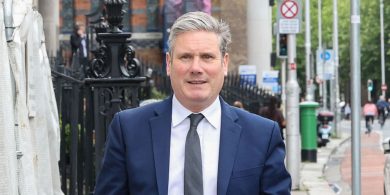 Tubaiste do Starmer agus córas ilpháirtí sa Bhreatain anois