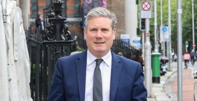 Tubaiste do Starmer agus córas ilpháirtí sa Bhreatain anois