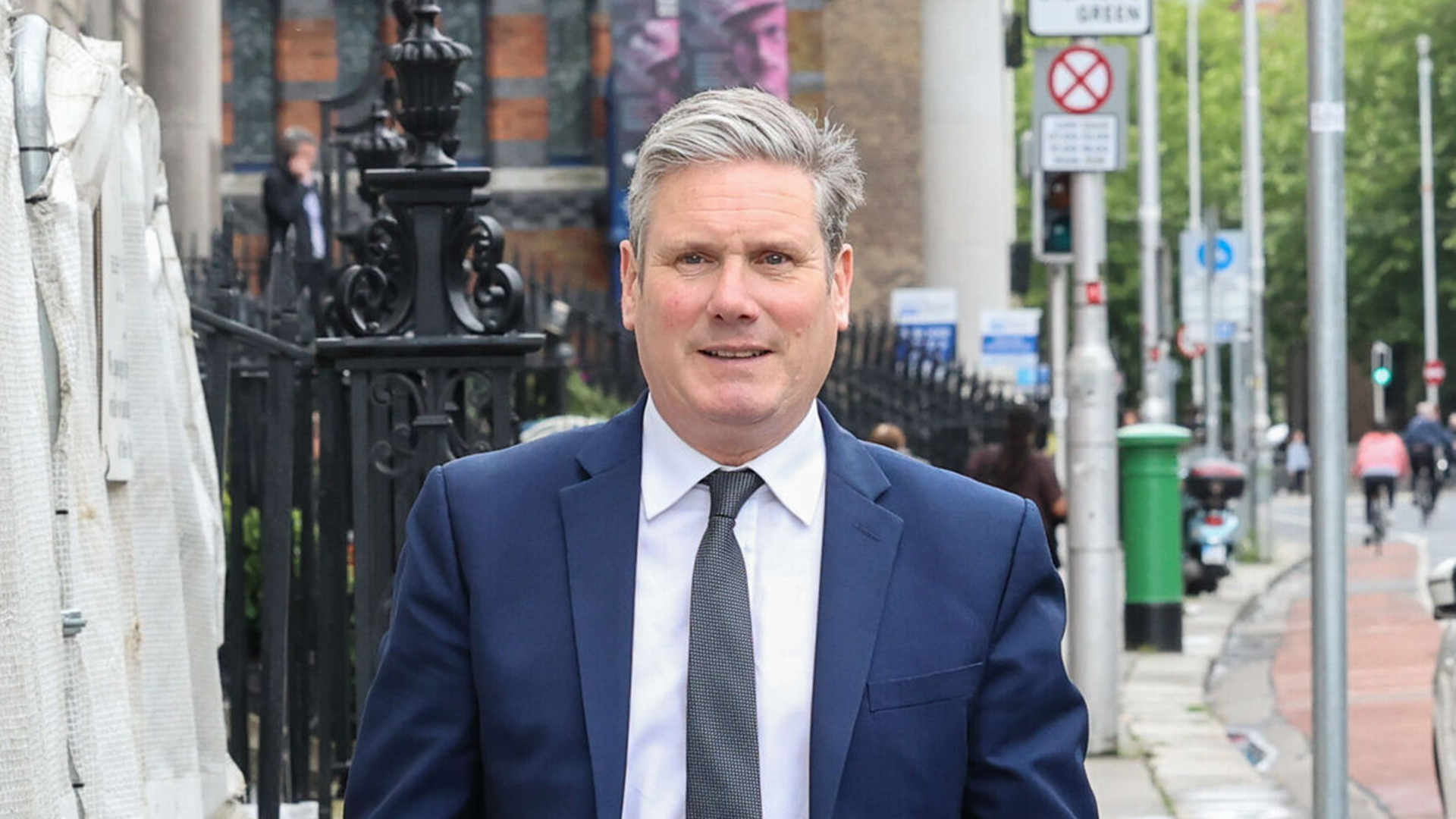 Tubaiste do Starmer agus córas ilpháirtí sa Bhreatain anois