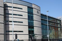 Os cionn £1 milliún caite ó thuaidh ar sheirbhísí aistriúcháin i 91 teanga, ach níl an Ghaeilge ina measc