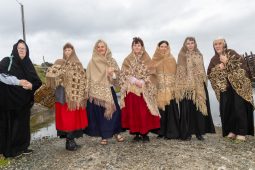 GAILEARAÍ: Blaiseadh den saol fadó – mná Chonamara ag caitheamh seálta agus éadach a seanmhuintire ag comóradh an ‘Brig St John’