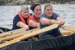 GAILEARAÍ: Slua mór meallta ag na geallta, na curachaí agus an ghrian ag Féile an tSrutháin i gConamara