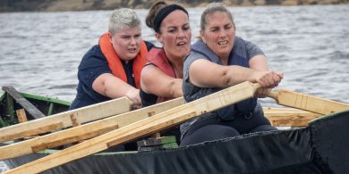 GAILEARAÍ: Slua mór meallta ag na geallta, na curachaí agus an ghrian ag Féile an tSrutháin i gConamara