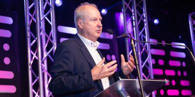 ‘Airím sa mbaile sa nGaeltacht’ – Alan Esslemont ag fágáil slán ag TG4