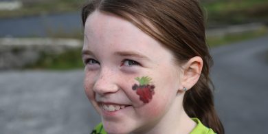 GAILEARAÍ: Na fataí agus na sméara ag Féile na bPuiteachaí ar Inis Meáin