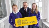 GAILEARAÍ: Aitheantas ‘Scoil Ghaeltachta’ bronnta ar os cionn ceathracha scoil i gcontaetha na Gaillimhe agus na Mí