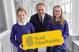 GAILEARAÍ: Aitheantas ‘Scoil Ghaeltachta’ bronnta ar os cionn ceathracha scoil i gcontaetha na Gaillimhe agus na Mí