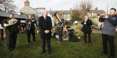 Seo linn damhsa na bpolaiteoirí agus an ‘a haon, a dó, a trí’