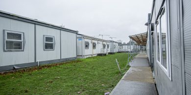 Daltaí ó ghaelcholáiste i mBaile Átha Cliath chun siúl amach as an scoil mar agóid faoin drochbhail ar sheomraí ranga