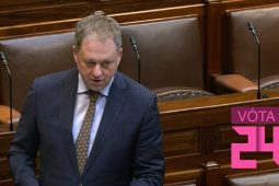 Raic idir Fianna Fáil agus Sinn Féin faoi ghealltanais toghcháin don Ghaeilge