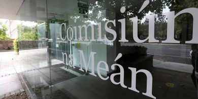 Staidéar féidearthachta faoi sheirbhís raidió Gaeilge do dhaoine óga le cur faoi bhráid an Aire Cumarsáide