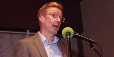 Duais litríochta Fhéile Cúirt buaite ag Rónán Mac Con Iomaire