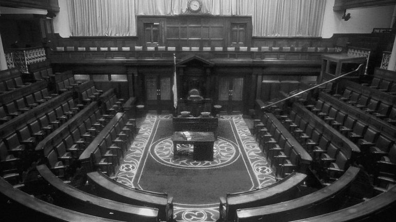 Ní féidir le gach dream a bhfuil cabhair phráinneach ón rialtas tuillte acu na bóithre a bhlocáil