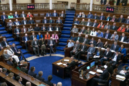 Spreag scéal míchruinn ar na meáin shóisialta áibhéil as cuimse ar feadh dhá lá i dTeach Laighean