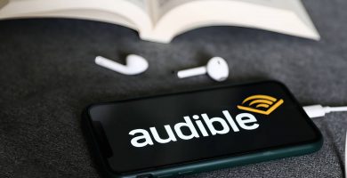 Achainí déanta ar léitheoirí na Gaeilge éirí as Audible