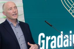 ‘Tá daoine óga oilte le Gaeilge, ag iarraidh maireachtáil sa Ghaeltacht, ach níl aon tithíocht ann dóibh’