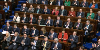 Ceachtanna le foghlaim ar gach taobh sa Dáil