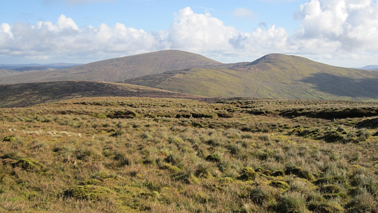 Tús curtha le fiosrúchán poiblí faoi mhianach óir i Sliabh Speirín