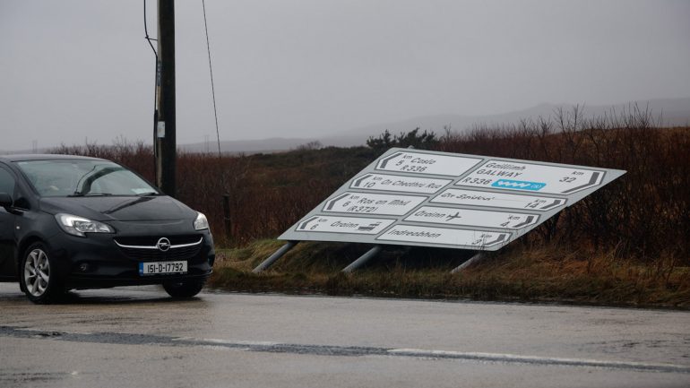 An baol ann go mbeidh ceantair áirithe Ghaeltachta gan aon chumhacht ar feadh breis is seachtain