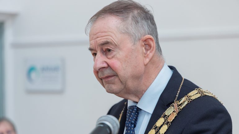 Léiriú cás Jim Gavin go bhfuil smacht caillte ag gnáthbhaill Fhianna Fáil ar an bpáirtí – Ó Cuív