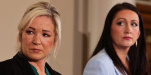Sinn Féin idir dhá thine Bhealtaine – céard le haghaidh iad?