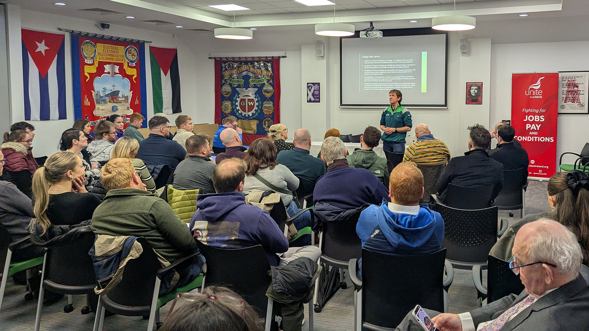 ‘Tá muid ag suí anseo gan a fhios againn céard atá romhainn’ – fearg agus imní léirithe faoi chiorruithe ar mhaoiniú na Gaeilge