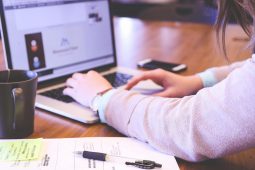 Ar éigean atá aon oibrí sna heagraíochtaí Gaeilge lonnaithe go lánaimseartha san oifig 