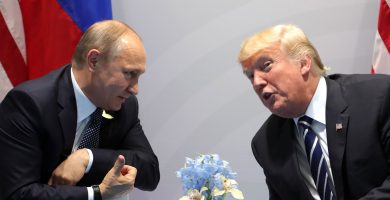 Léiríonn cogaí Trump agus Putin an baol a bhaineann leis an iomarca cumhachta a bheith ag fear amháin