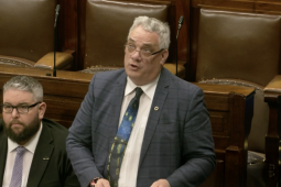‘Ní chóir go mbeadh ar dhaltaí bunscoile léirsiú ar na sráideanna chun a gcearta a fháil’