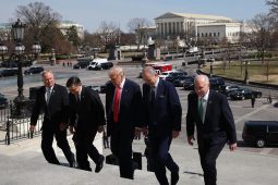 Agus cogadh trádála ag tosú b’’fhearr d’ionadaithe na hÉireann a bheith i láthair in Washington