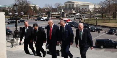 Agus cogadh trádála ag tosú b’’fhearr d’ionadaithe na hÉireann a bheith i láthair in Washington