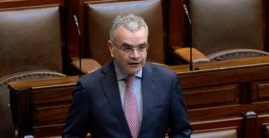 Leasú le déanamh ar dhualgas reachtúil comhlachtaí poiblí ainm Gaeilge a thabhairt orthu féin