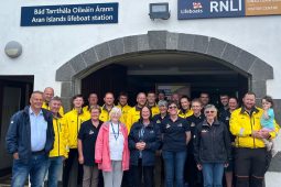 ‘Is minic a chloisfeá ‘cuir ort do drysuit’ nó ‘fáisc an lifejacket sin’