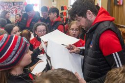 GAILEARAÍ: Fáilte mhór roimh sheaimpíní na hÉireann – daltaí Scoil Mhic Dara ar bís agus foireann bhuacach peile na Ceathrún Rua ar cuairt